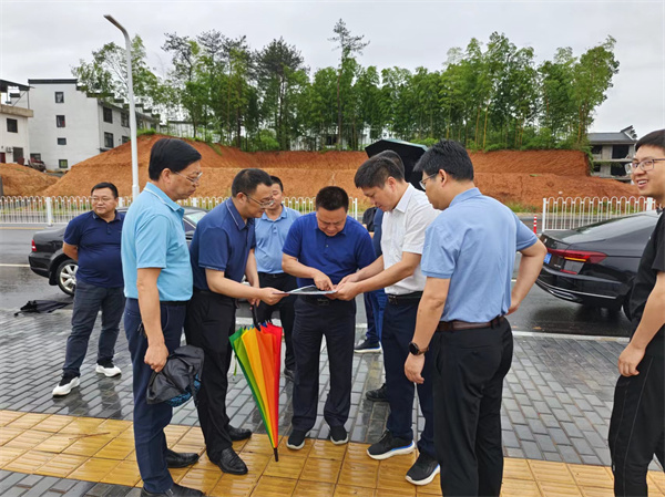 5月30日，洪董，余总陪同詹凯县长一行调研富丰新城路网工程项目.jpg